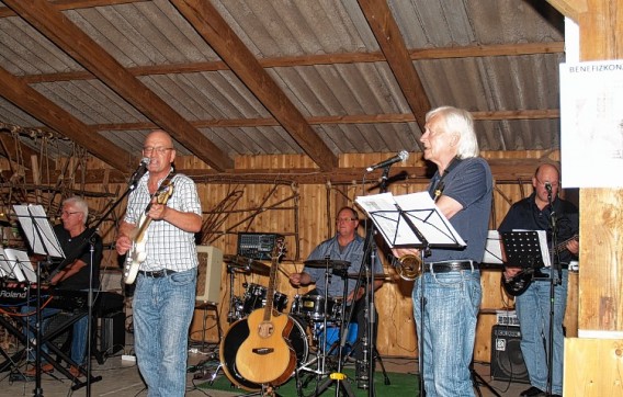 Musiker spielen f�r die Kirche in Kleinvillars Auftritt f�r die gute Sache: �Road and friends� mit Ex-B�rgermeister Bangha (2. v. li.).