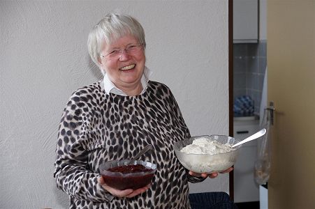 Frau Jaggy mit Dessert "La Dame Blanc"