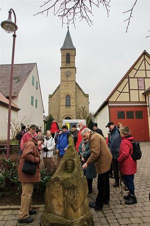 Vor der Kirche, Sandsteinskulptur Stein fr Toleranz