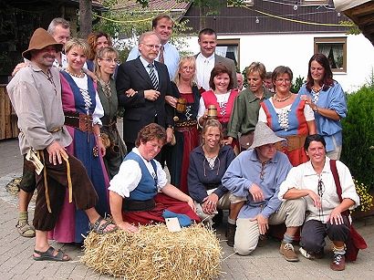 Mittendrin: Landrat Rckinger (M.), Schultes Hopp (dahinter) und FDP-Kreisvorsltzender Rlke mit der Tanzgruppe. Les Baggages