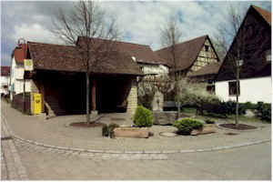 Brunnen in der Ortsmitte, entstanden aus Erl�sen vom Theaterspiel